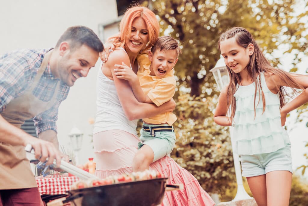 Eine Familie beim Grillen